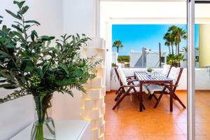卡巴纳斯·德·塔维拉Cabanas Sea View APT in Golden的一间带桌椅的用餐室