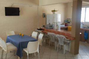 通苏帕Amplia casa en Tonsupa con piscina privada y WIFI的一间带桌椅的用餐室和一间厨房