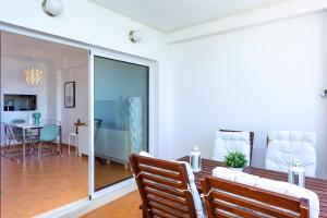 卡巴纳斯·德·塔维拉Cabanas Sea View APT in Golden的客厅和用餐室配有滑动玻璃门
