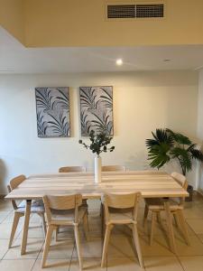 迪拜Robin Beach Hostel JBR的餐桌、椅子和植物