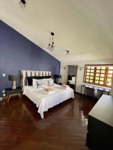 坎昆Beautiful Jungle House on a strategic location的卧室配有白色的床和蓝色的墙壁