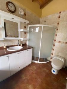 里奥班巴Casa de campo Guano Ecuador的带淋浴、卫生间和盥洗盆的浴室
