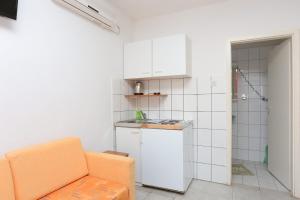 格拉达茨格拉达茨2784c一室公寓的带沙发的客厅和厨房