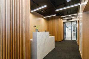 珀斯Quay Perth的一个带木板和前台柜台的办公大厅