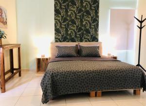 Blue Bay# Blue Bay Beach - Ocean View Apartments #的一间卧室配有一张大床和绿色床头板