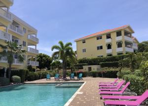 Blue Bay# Blue Bay Beach - Ocean View Apartments #的一座带躺椅的游泳池和一座建筑