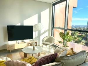 悉尼Central Apartment St Leonards的带沙发和大窗户的客厅