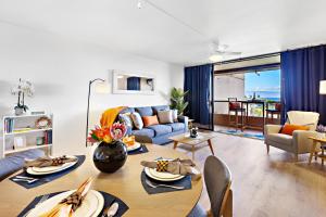 卡哈纳Kahana Villa F407的客厅配有桌子和蓝色沙发