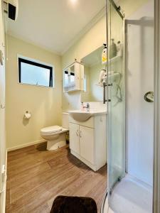 汉密尔顿Dora's Comfortable Homestay in Hamilton的浴室配有卫生间、盥洗盆和淋浴。