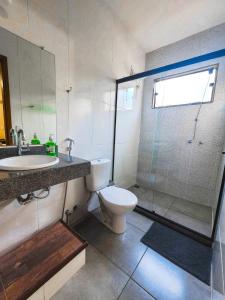 米格尔-佩雷拉Villa Terracotta的浴室配有卫生间、盥洗盆和淋浴。