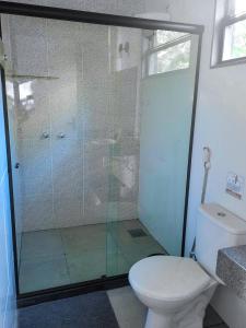 米格尔-佩雷拉Villa Terracotta的一间带卫生间和玻璃淋浴间的浴室