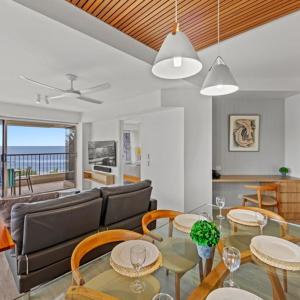 阳光海岸哥斯达新星假日公寓的客厅配有沙发和桌椅
