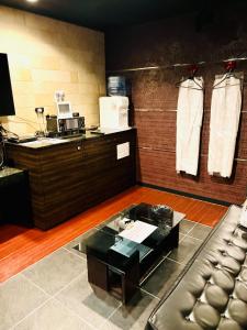 横滨ホテル CROWN MOTEL的客厅配有咖啡桌和沙发