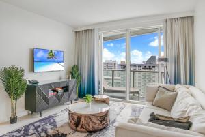 劳德代尔堡Luxury High Floor Corner 1BR Unit at W Resort Fort Lauderdale-Well stocked的带沙发和大窗户的客厅