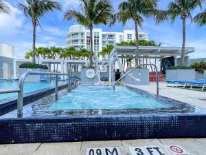 劳德代尔堡Luxury High Floor Corner 1BR Unit at W Resort Fort Lauderdale-Well stocked的度假村的游泳池设有滑梯和棕榈树