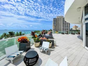 劳德代尔堡Luxury High Floor Corner 1BR Unit at W Resort Fort Lauderdale-Well stocked的一个带椅子的海景庭院