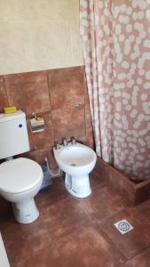 Juana Koslay Departamentos las chacras的一间带卫生间和水槽的浴室