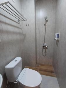TimuranGrownicle Living的浴室配有白色卫生间和盥洗盆。