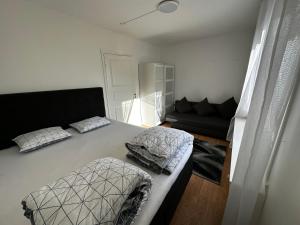 布罗斯Villa i centrala Borås nära sjö, centralstationen的一间卧室配有一张大床和一张沙发