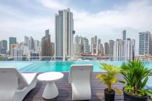 Loma del NaranjoBoutique Apartments Panamá Marbella的市景阳台