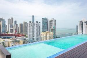 Loma del NaranjoBoutique Apartments Panamá Marbella的一座城市建筑屋顶上的游泳池