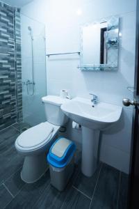 圣塔芭芭拉-山美纳Hotel porto escondido的白色的浴室设有卫生间和水槽。