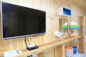 济州市济州最佳山上度假屋的木墙上的大屏幕平面电视