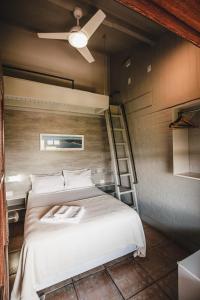 加罗帕巴Pousada Colina Verde的一间卧室配有一张带吊扇的床