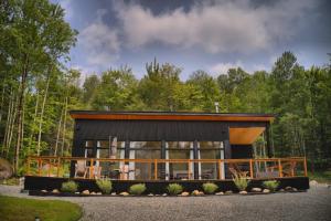 苏必利尔湖KALLM-Mont-Tremblant chalet with hot tub, pond & beach on private 7acre estate的森林中的房子