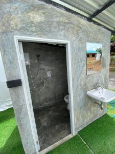 Ban Song Phi Nongเคียงดาว โฮมสเตย์ แก่งกระจาน的一间带水槽和卫生间的浴室