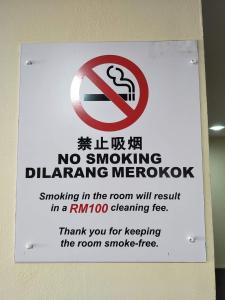 诗巫Salim Room的墙上的标志,有禁止吸烟的标志