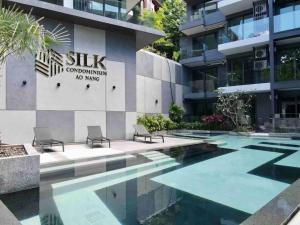 甲米镇A401-Silk Condo Aonang, Sea view - 5 mins to beach的大楼前的游泳池