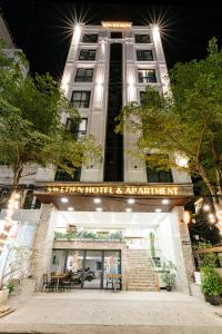 岘港SWEDEN HOTEL and APARTMENT的一座带有标志的建筑,上面写着大使馆酒店和公寓的标志