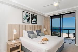 黄金海岸库伦加塔海滩曼特拉酒店的一间卧室设有一张床,享有海景