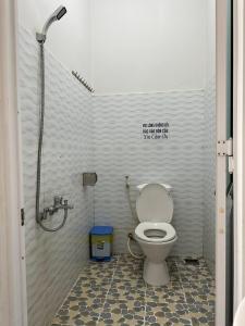 保禄Motel Khánh Vy的一间带卫生间和淋浴的浴室
