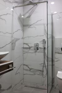 克拉默特Nautico Rooms的带卫生间的浴室内的玻璃淋浴间