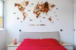 洛索内[Free parking-Golf-Garden]的一间卧室,配有世界地图壁画