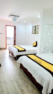 潘郎Ninh Chu 2 Hotel的一间卧室,配有三张床