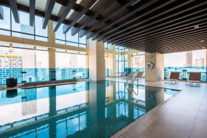 曼谷M Estate 2BR Private Residence, 300m to BTS Chit Lom的一座游泳池,位于一座享有城市美景的建筑内