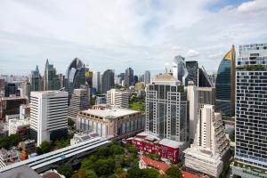 曼谷M Estate 2BR Private Residence, 300m to BTS Chit Lom的城市空中景观高楼