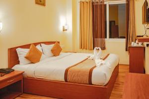 BhurtukThe Loft Norling Hotel & Spa的一间卧室配有一张带白兔子的床。
