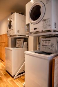 立山町LOCOMOTION COFFEE AND BED的堆叠在一起的洗衣机和烘干机