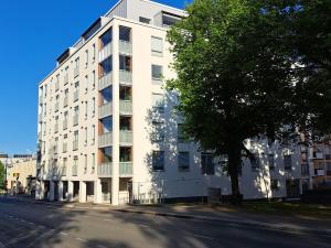 库奥皮奥Ydinkeskustassa saunallinen loft huoneisto的街道边的白色建筑