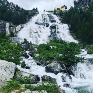 福尔马扎Sentiero Verde B&B的山边的瀑布