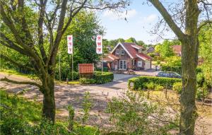 侯赫-黑克索Buitengoed Het Lageveld - 93的院子里有红色和白色标志的房子
