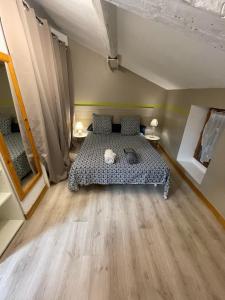 圣雷米普罗旺斯Appartement cosy plein de charme的卧室配有一张床