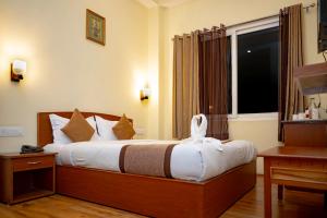 BhurtukThe Loft Norling Hotel & Spa的一间酒店客房,配有一张带毛巾的床