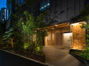 东京MIMARU Tokyo IKEBUKURO的夜间在建筑物里带灯的庭院