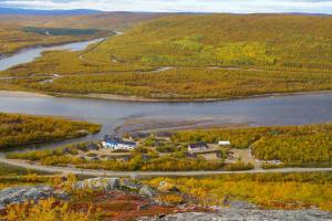 乌茨约基Utsjoki Arctic Resort的河流和村庄的空中景观