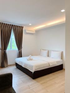 Hutan MelintangVVIP酒店的一间卧室设有一张大床和窗户